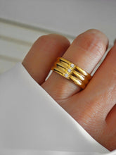Classy Glow Ring in gold mit drei Zirkon Steinen von Lymaja Jewelry